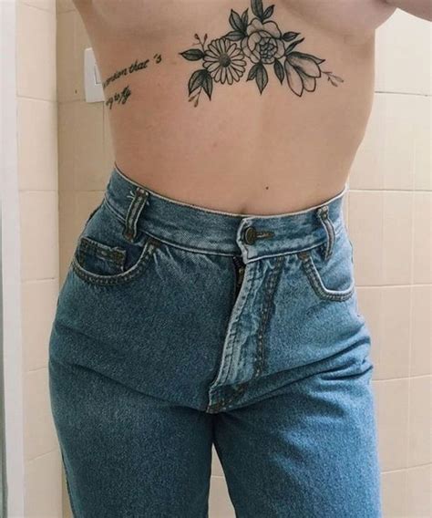 tatuaggio sulle tette|35 idee su Tatuaggio in mezzo seno 